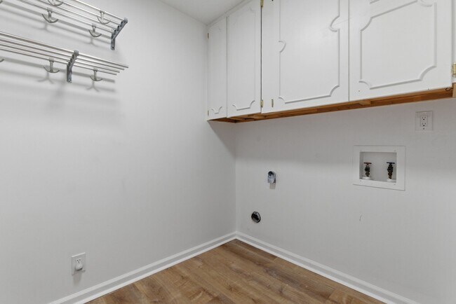 Building Photo - 308 Brookview Ct