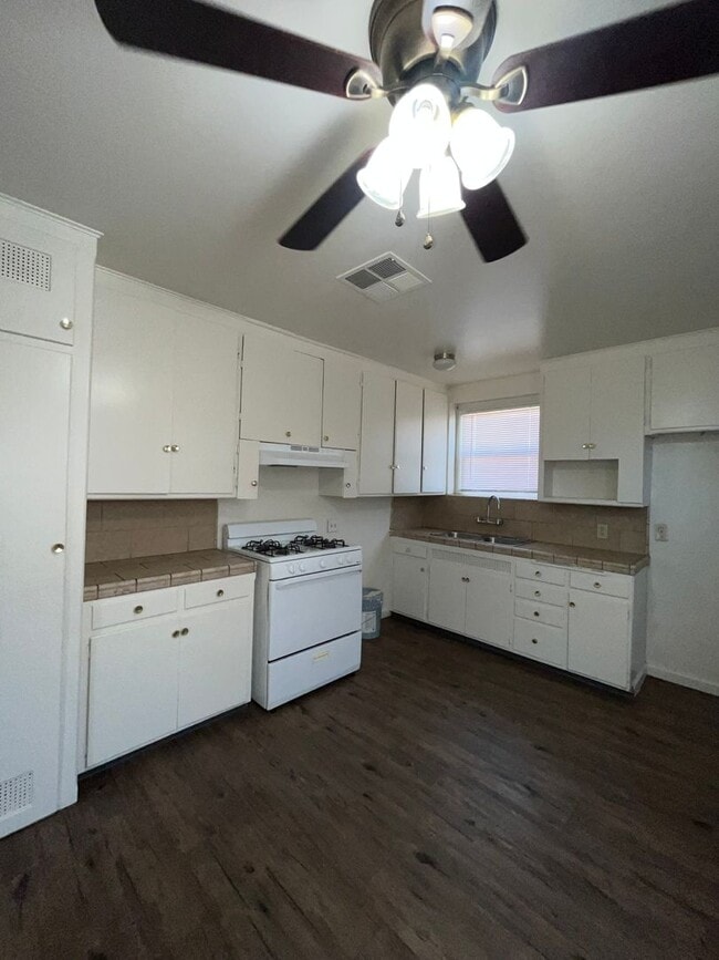Building Photo - 1504