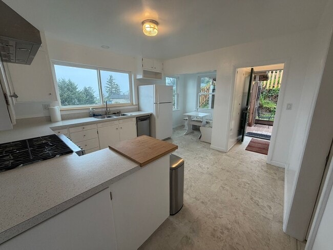 Building Photo - Beautiful 3 Bed / 2 Bath House With a Gorgeous View!