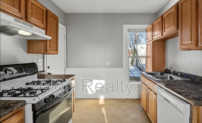 Building Photo - 861 Marion St