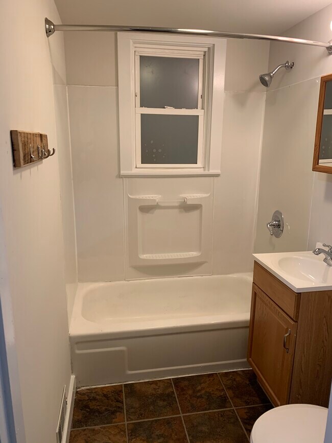 Building Photo - 279 Oak Dr