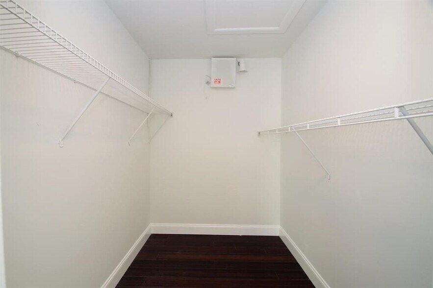 Building Photo - 3010 Willow Ln