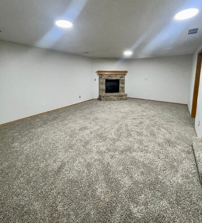 Building Photo - Remodeled Derby Duplex!