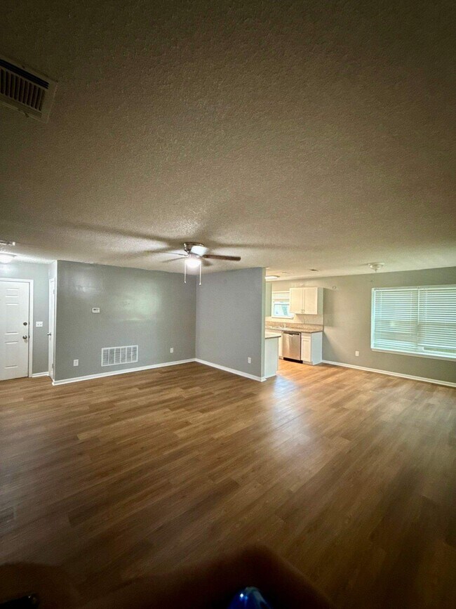 Building Photo - 1594 Twin Oak Dr E