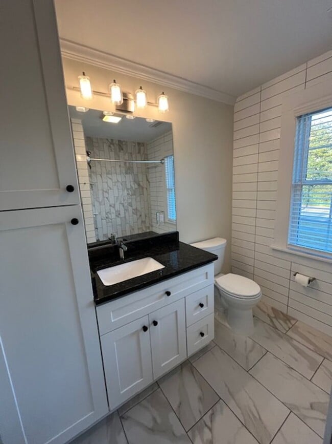 Building Photo - Beautifully Updated House in Forest Hills!