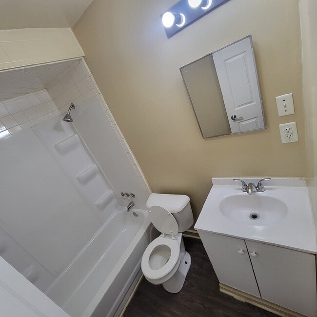 Building Photo - Near Eastside 3BR House!