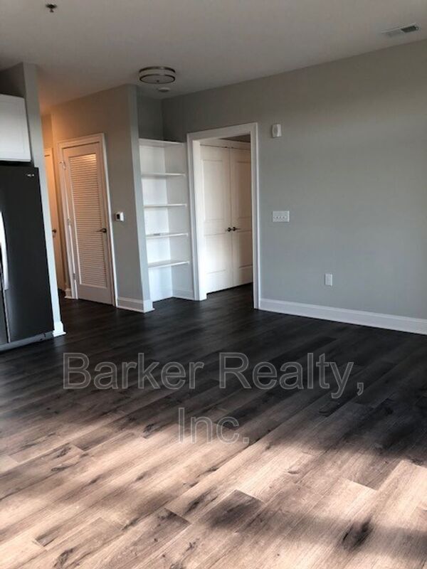 Building Photo - 414 S White St