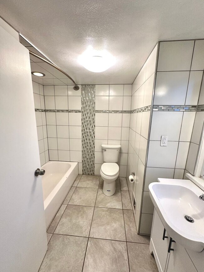 Building Photo - Updated 2 Bed, 1 Bath Home w/ Bonus Room i...