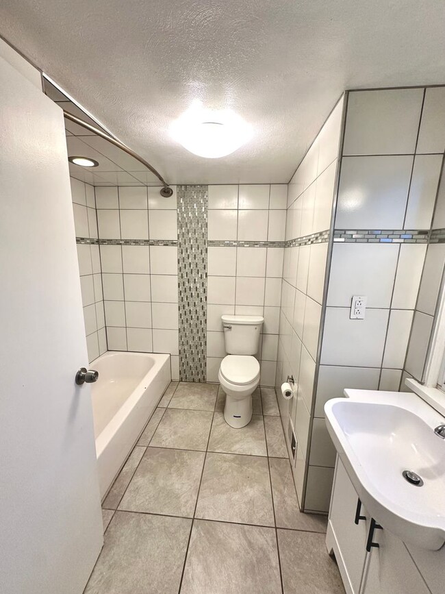 Building Photo - Updated 2 Bed, 1 Bath Home w/ Bonus Room in Castle Shannon - Central Heat & AC, Laundry - Availab...