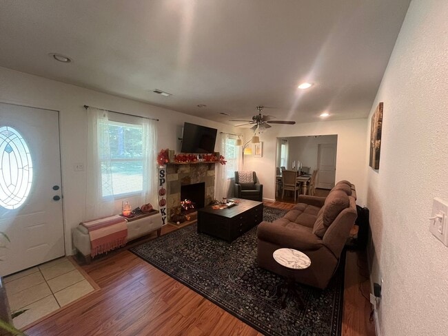 Building Photo - Gorgeous private home in Altavista!