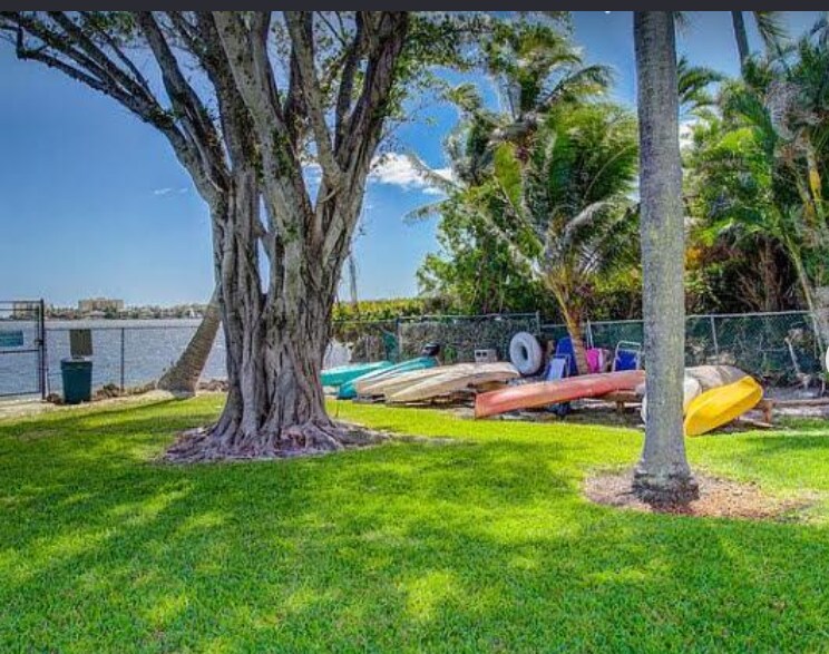 Building Photo - 1516 S Lakeside Dr