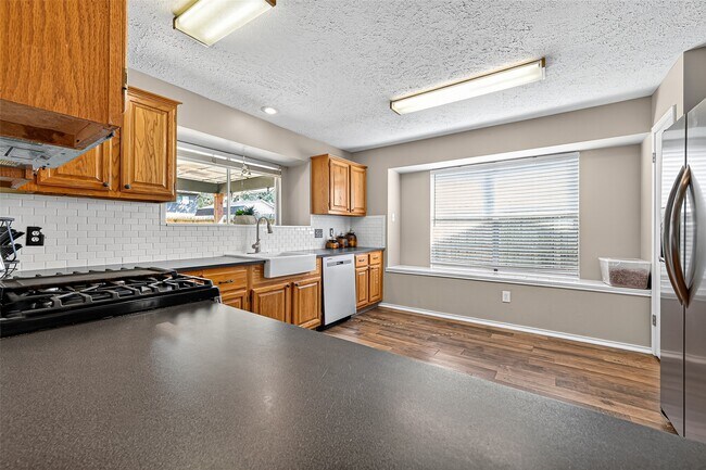 Building Photo - 930 Holly Hall Dr