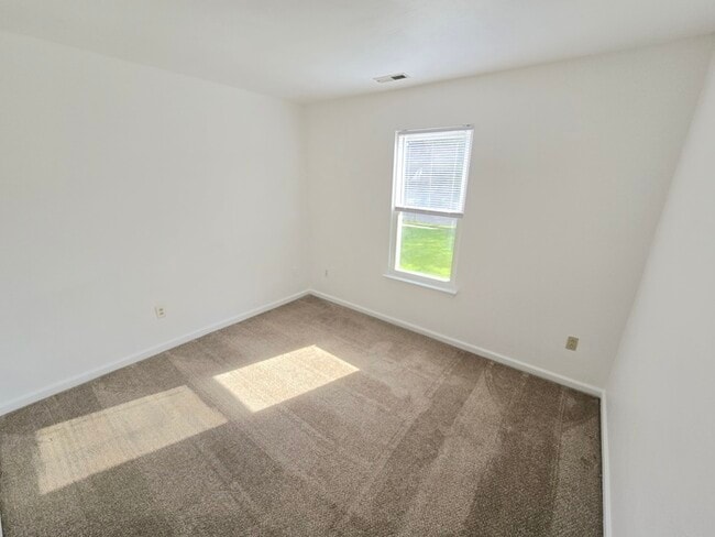 Building Photo - BEAUTIFUL 3-BED, 2-BATH HOME ON THE LAKE I...