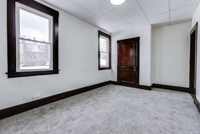 Building Photo - 609 E Warrington Ave