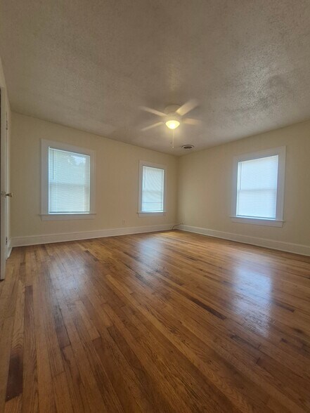 Building Photo - 503 S Oak St