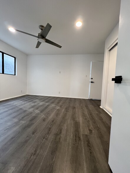 Building Photo - 2052 N Terrace Dr
