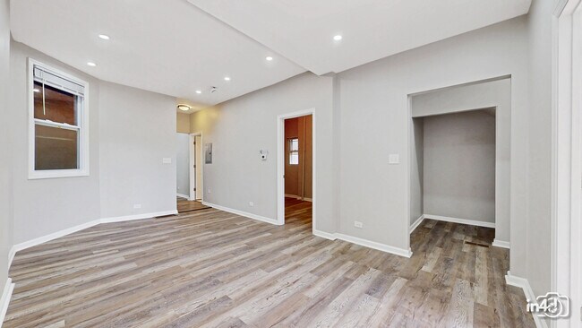 Building Photo - 115 S Paulina St
