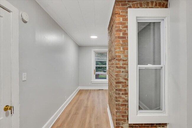 Building Photo - "Charming 2-Bedroom Retreat on Saratoga Avenue - Spacious 1100 Sq Ft Gem in Waterford!"