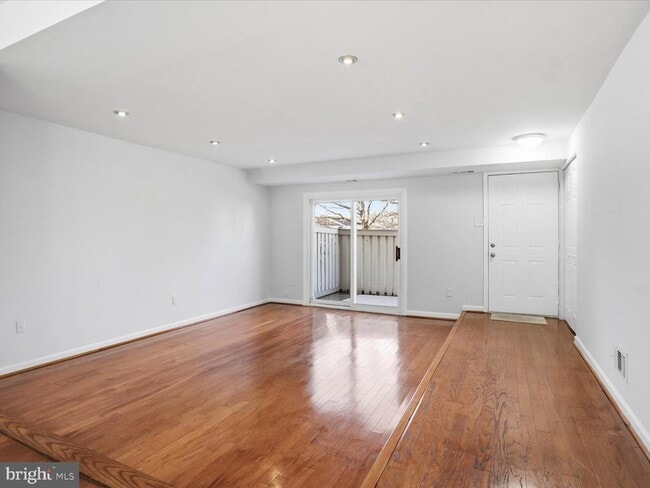 Building Photo - 7914 Bentley Village Dr