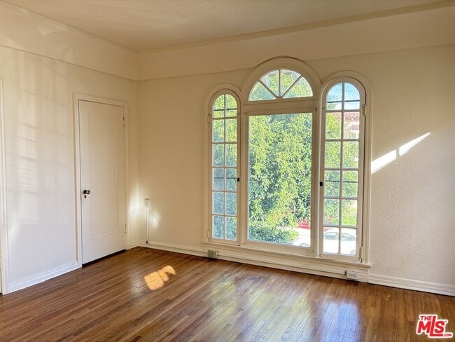 Building Photo - 351 N Gardner St