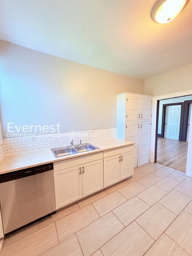 Building Photo - Spacious Home with Street Parking / 2 Bed, 1 Bath / Voucher / Pet-friendly / Coming Soon!
