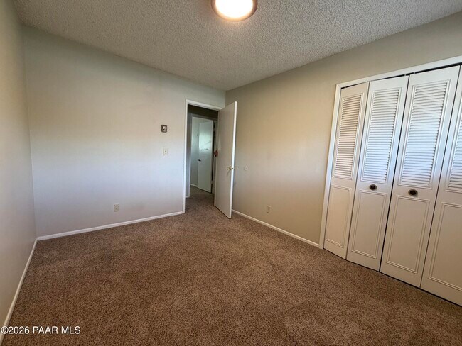 Building Photo - 366 W Tamarack Ln