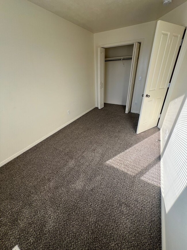 Building Photo - Large Three Bed One and a half bathroom with detached garage!