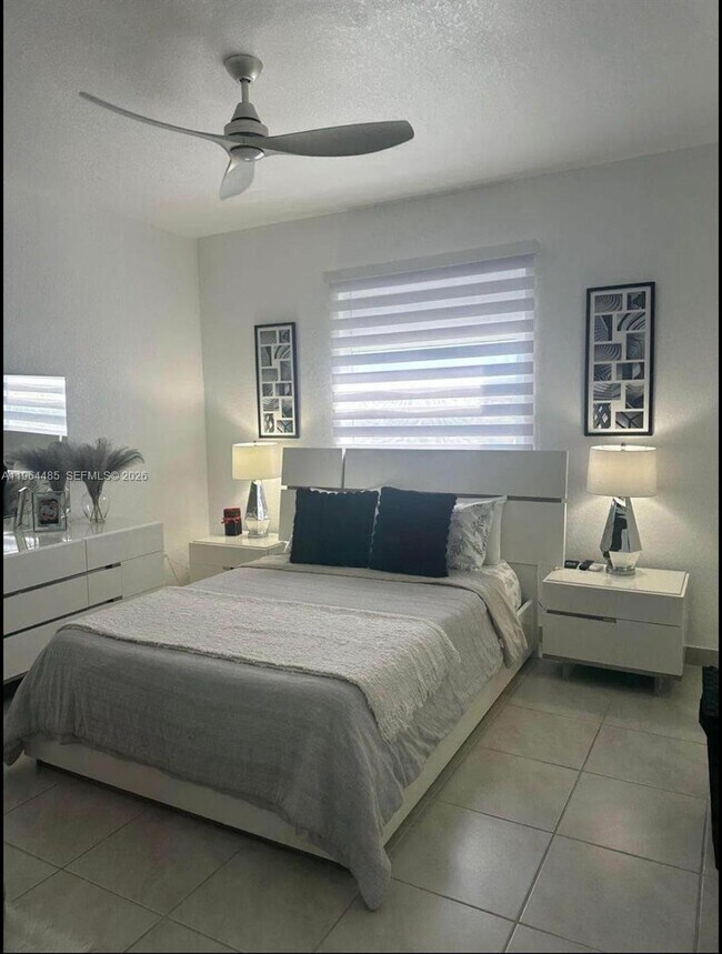 Building Photo - 557 NE 5th Pl