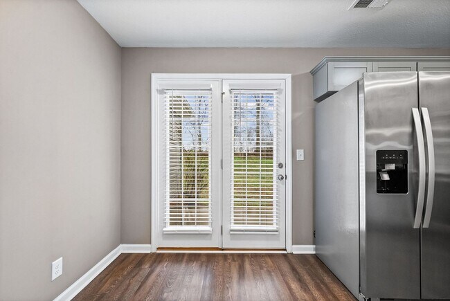 Building Photo - 2 Bedroom Condo For Rent With Community Swimming Pool!