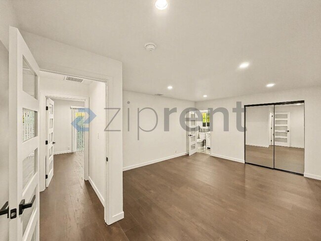 Building Photo - Unit