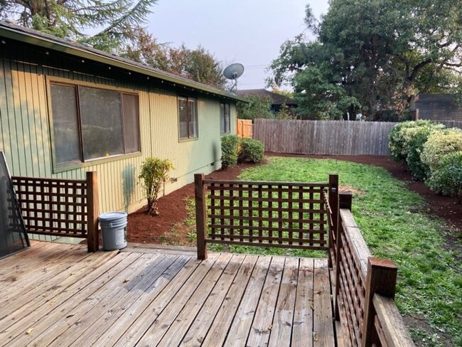 Building Photo - Discover your new home in North Medford!