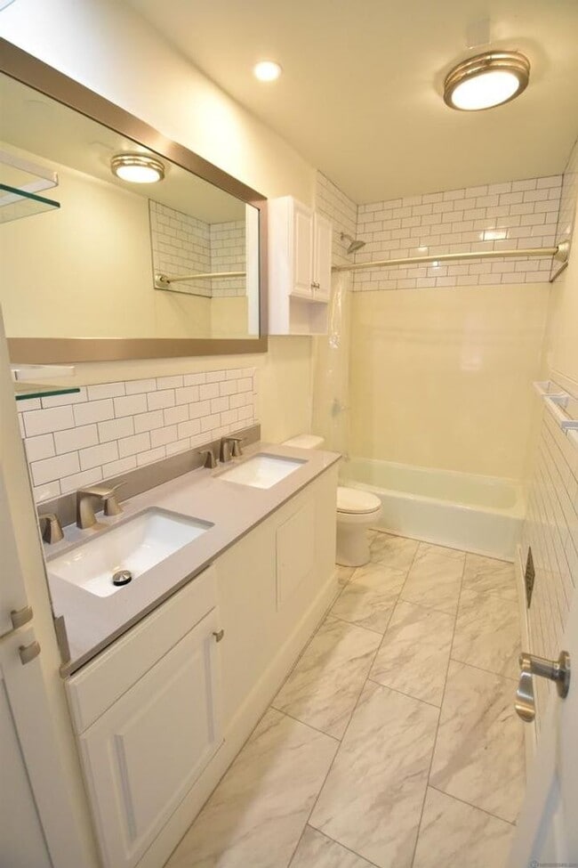 Building Photo - 2 bedroom, 2.5 bathroom brick townhouse