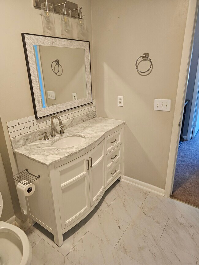 Building Photo - 975 Surry Ln