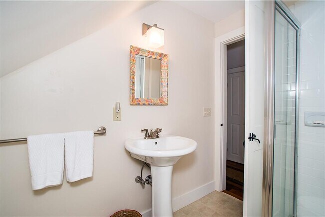 Building Photo - 15 Snell Rd