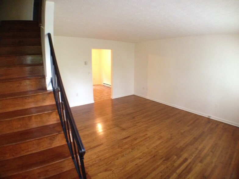 Building Photo - 895 Newtown Ct