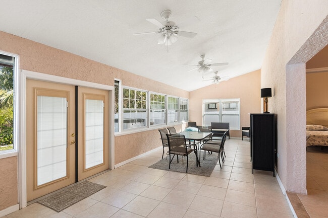 Building Photo - 922 Jackson Way