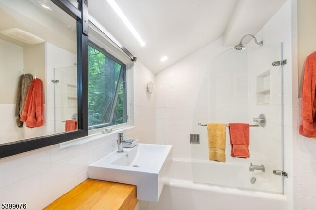 Building Photo - 37 N Rd