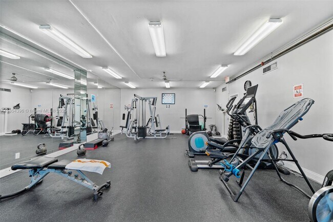 Building Photo - 2655 Collins Ave