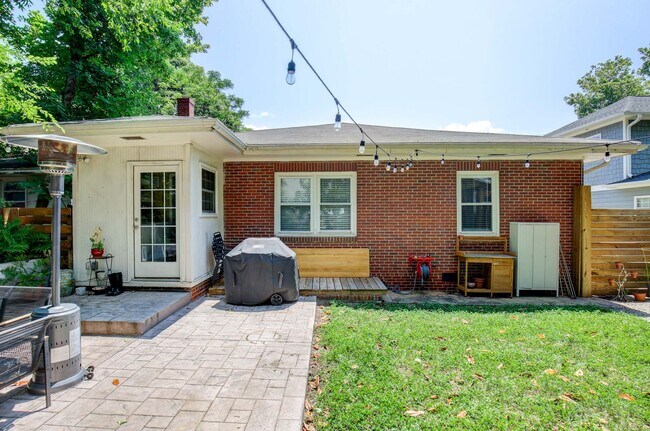 Building Photo - Adorable 3 bedroom ranch with fenced yard!