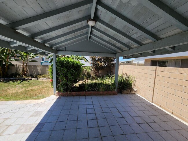 Building Photo - 3 Bedroom 2 Bath Home,