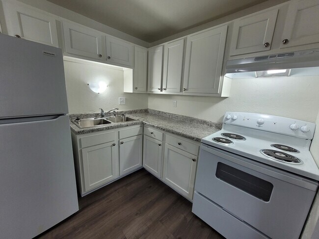 Building Photo - 545 Spinnaker Ln