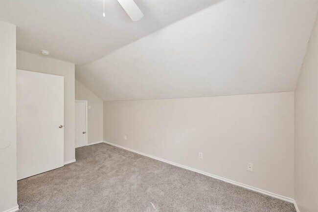 Building Photo - 510 Kings Way Dr