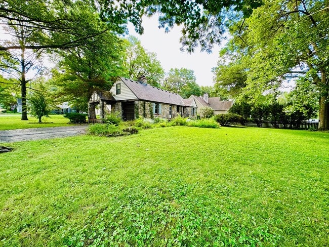 Building Photo - {8100} Picture Perfect Leawood Cottage + C...