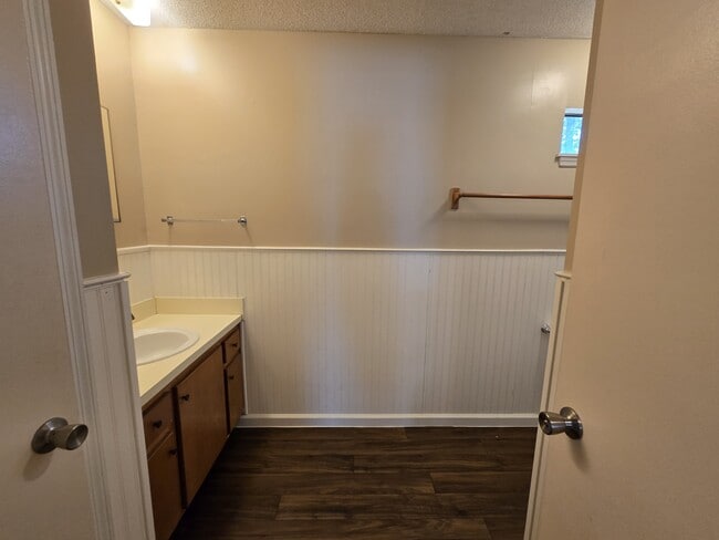 Building Photo - 403 E Lawnwood Ave