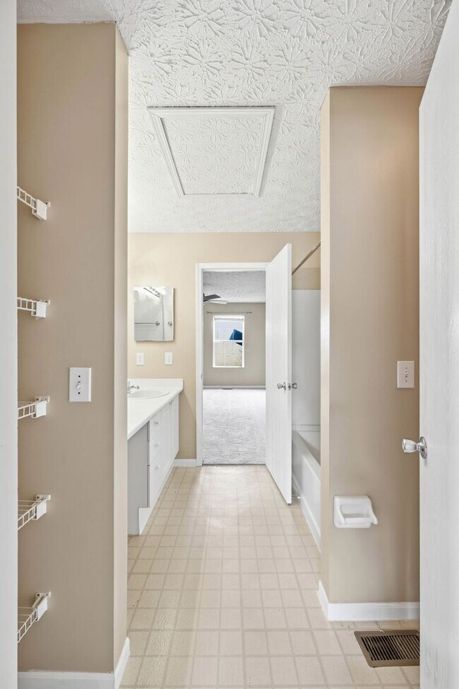 Building Photo - 4659 Parrau Dr