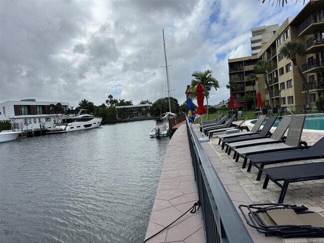 Building Photo - 301 Golden Isles Dr