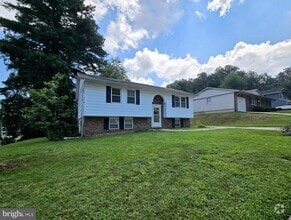 Building Photo - 901 Country Terrace