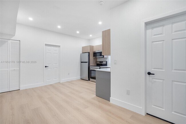 Building Photo - 629 SW 10th Ave