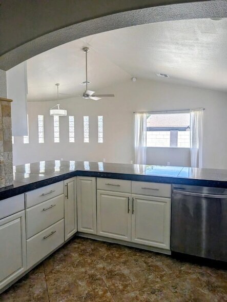 Building Photo - 1016 W Manhatton Dr