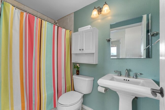 Building Photo - 3bd/2ba upstairs unit with deck